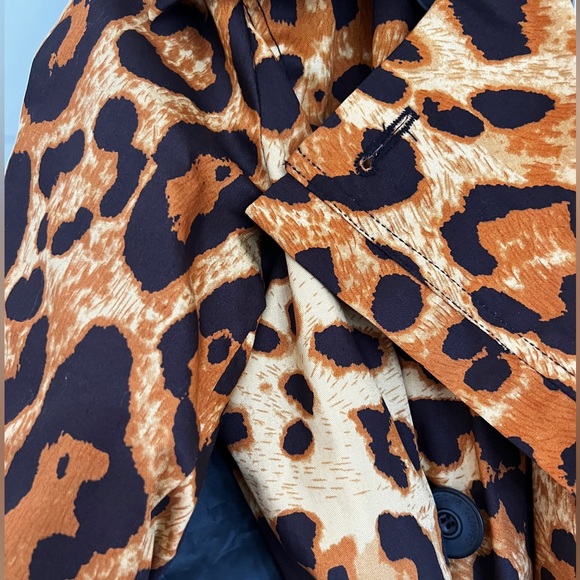 Brand new with tags! Leopard double breasted trench coat! Stunning! Dennis basso - Picture 4 of 8